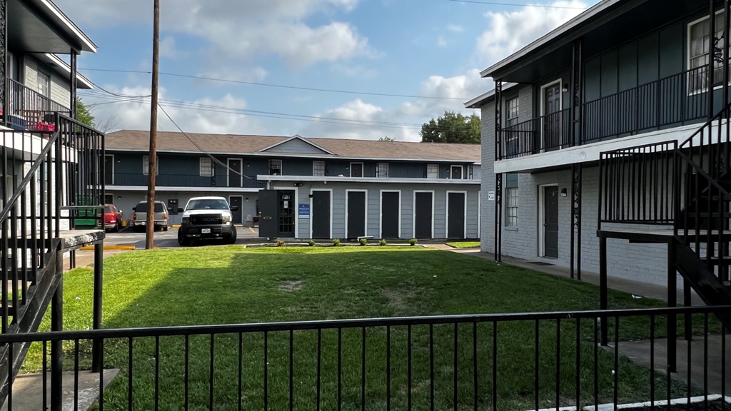 HOLLYVALE APARTMENTS